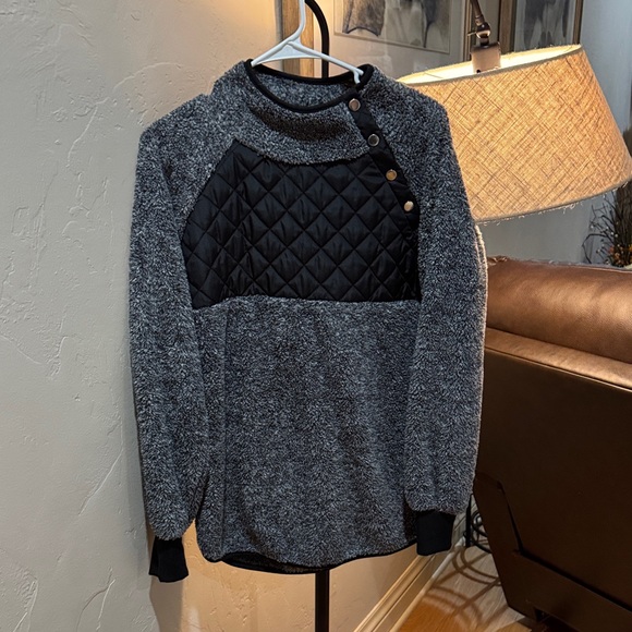 Tops - Cozy Black and Gray Button Down Women's Top Medium   A022